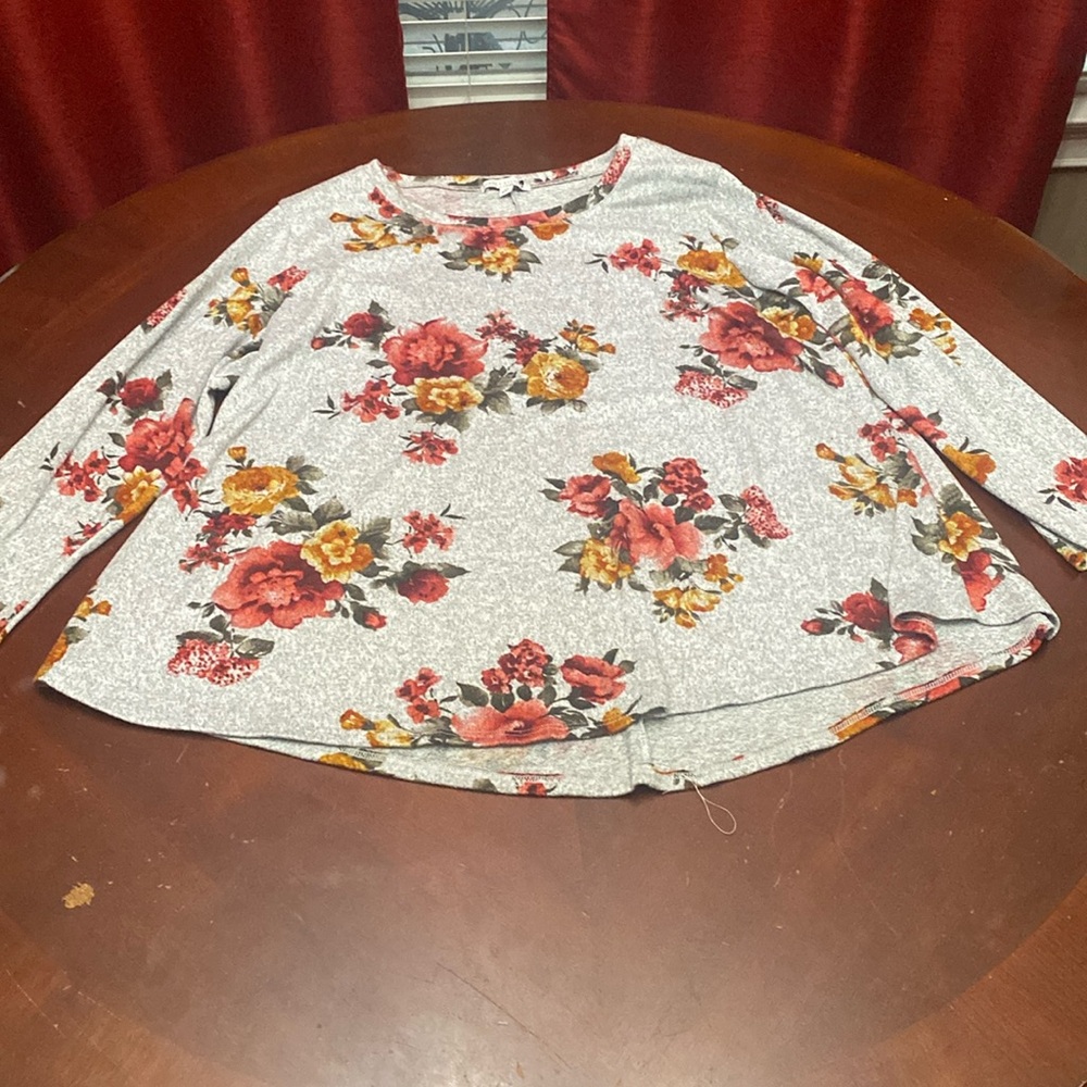 Green Envelope. Light weighted sweater. Floral sweater